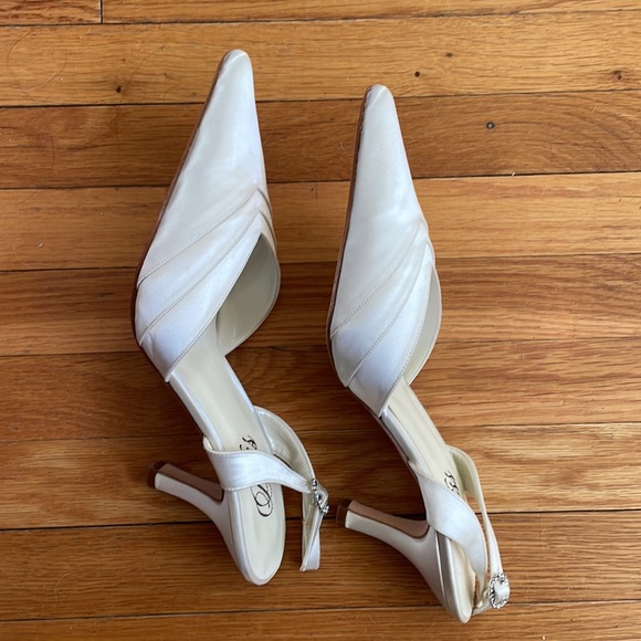 New Bliss Pumps cream color with silver/diamond buckle on straps size 9.5 - Picture 2 of 4